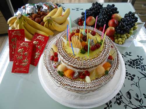 公司为六月份过生日的三位同事庆祝